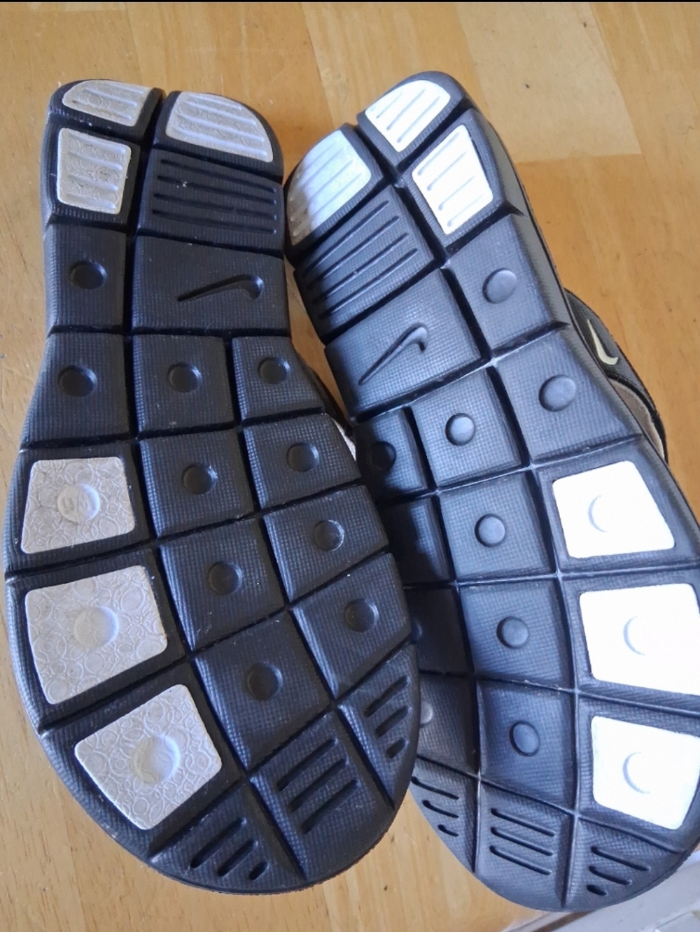 ❤NeW❤ NIKE COMFORT FOOTBED THONGS SANDALS FLIP FLOPS Black/White Size 6 - Picture 2 of 2